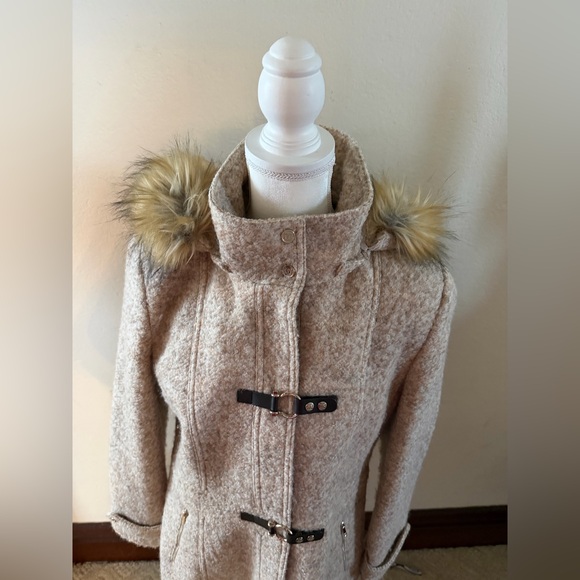 Classy wool coat with removable with faux fur hooded and satin liner. - Picture 3 of 14